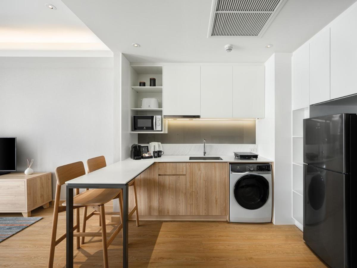 Oakwood Suites Bangkok Eksteriør bilde A typical apartment kitchen