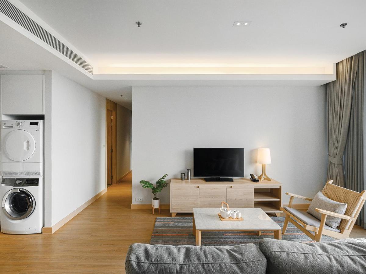 Oakwood Suites Bangkok Eksteriør bilde A living room in a serviced apartment in Hong Kong