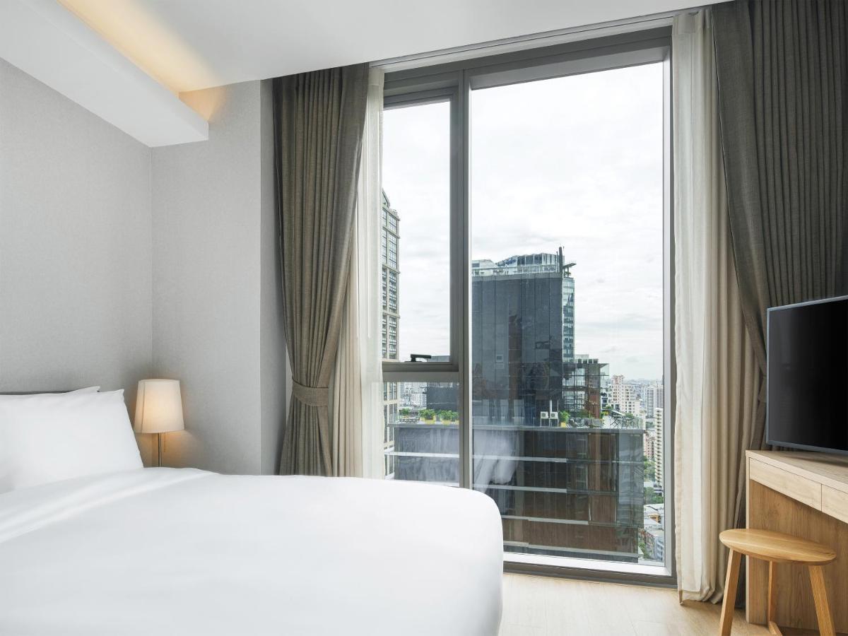 Oakwood Suites Bangkok Eksteriør bilde A bedroom at the hotel