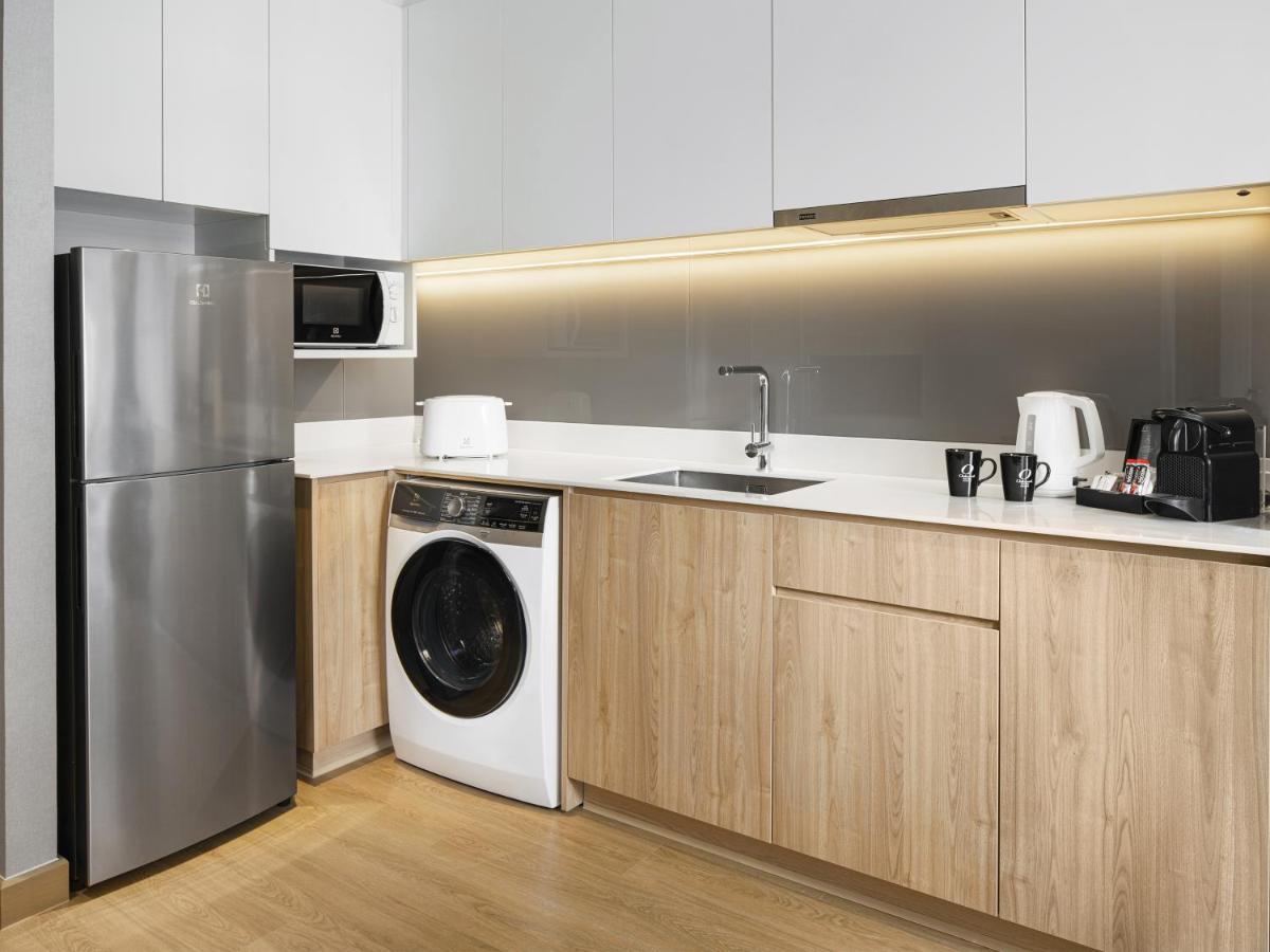 Oakwood Suites Bangkok Eksteriør bilde A typical kitchen in a serviced apartment