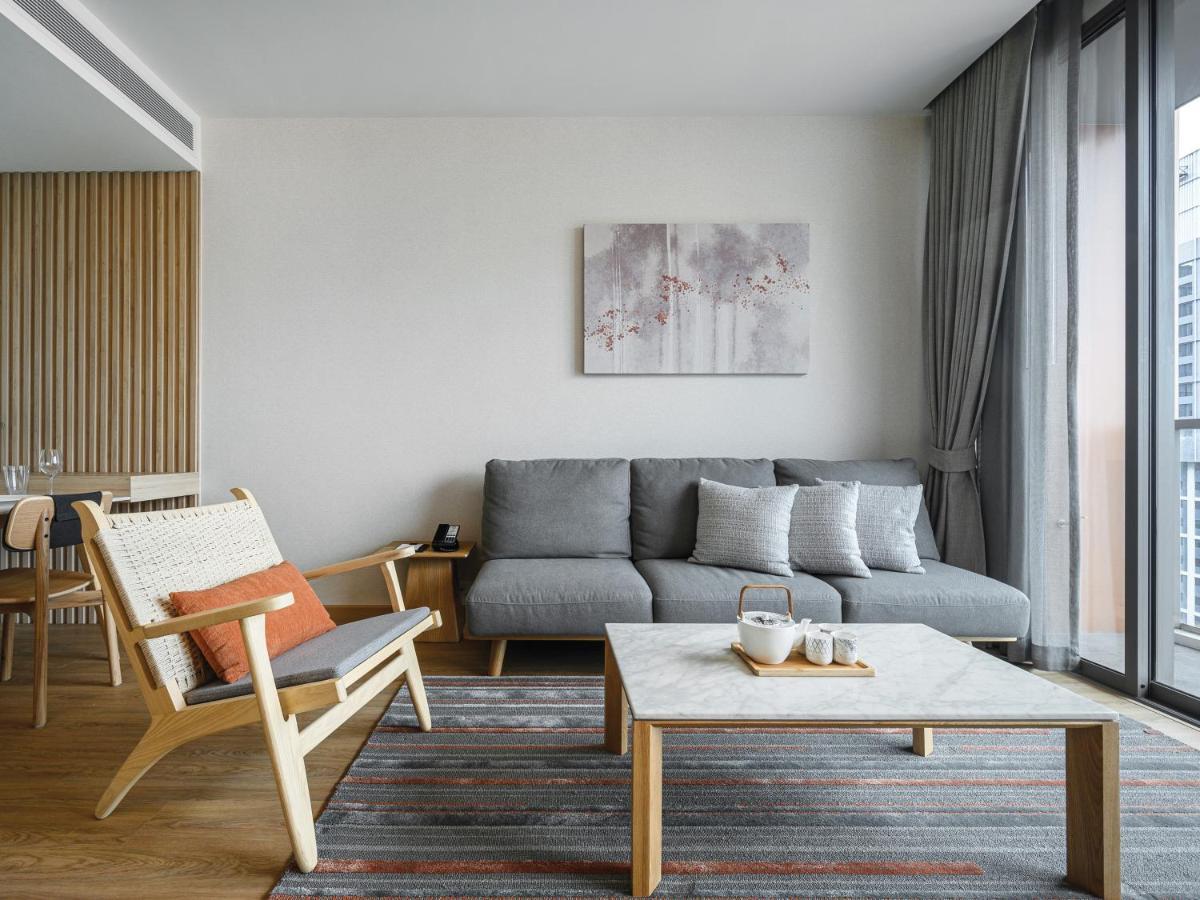 Oakwood Suites Bangkok Eksteriør bilde A living room in a serviced apartment in Shanghai, China