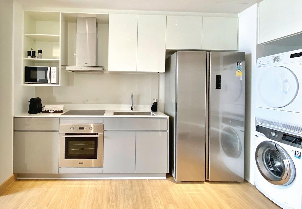 Oakwood Suites Bangkok Eksteriør bilde A kitchen in a student apartment