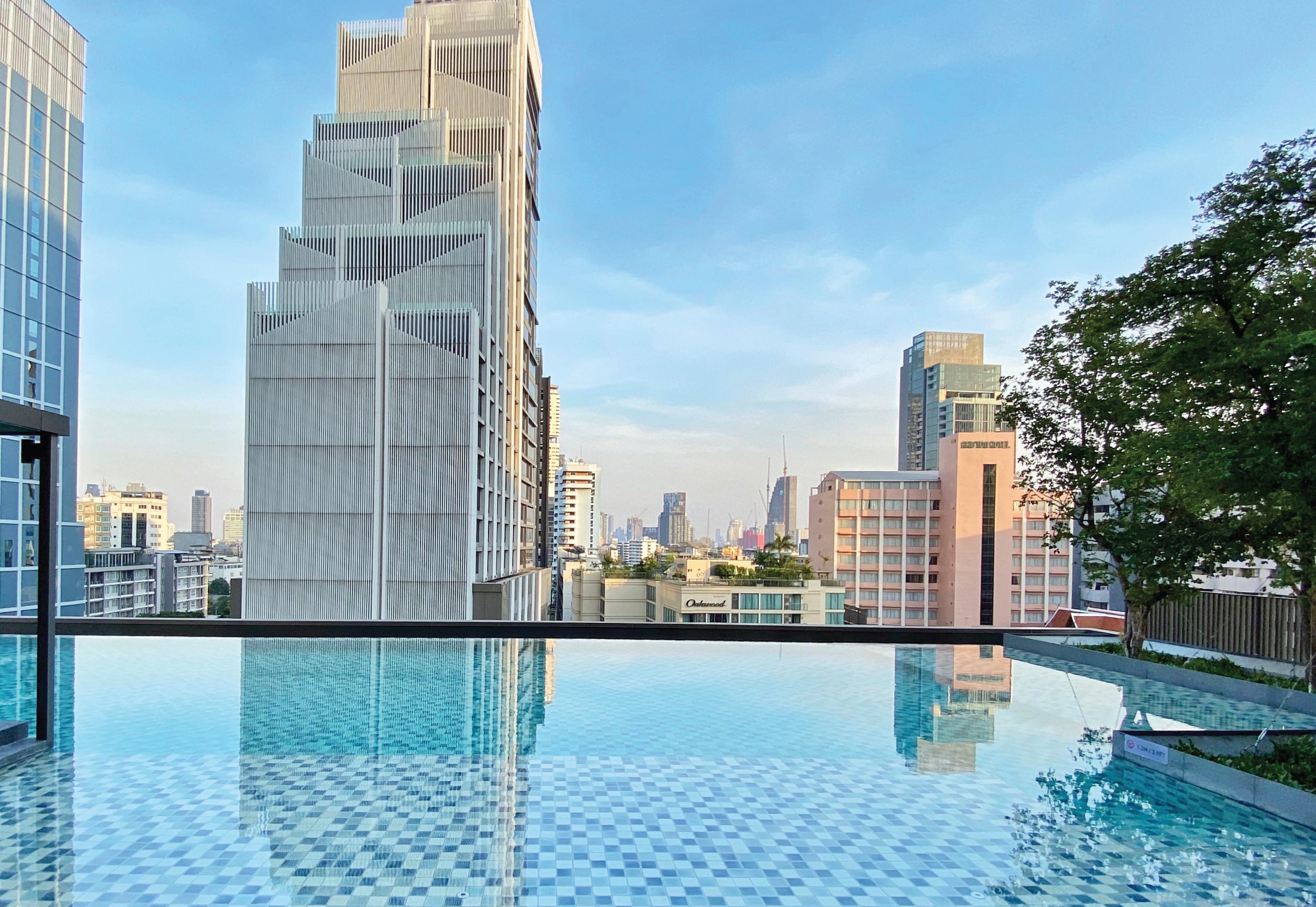 Oakwood Suites Bangkok Eksteriør bilde The pool at the 10th floor