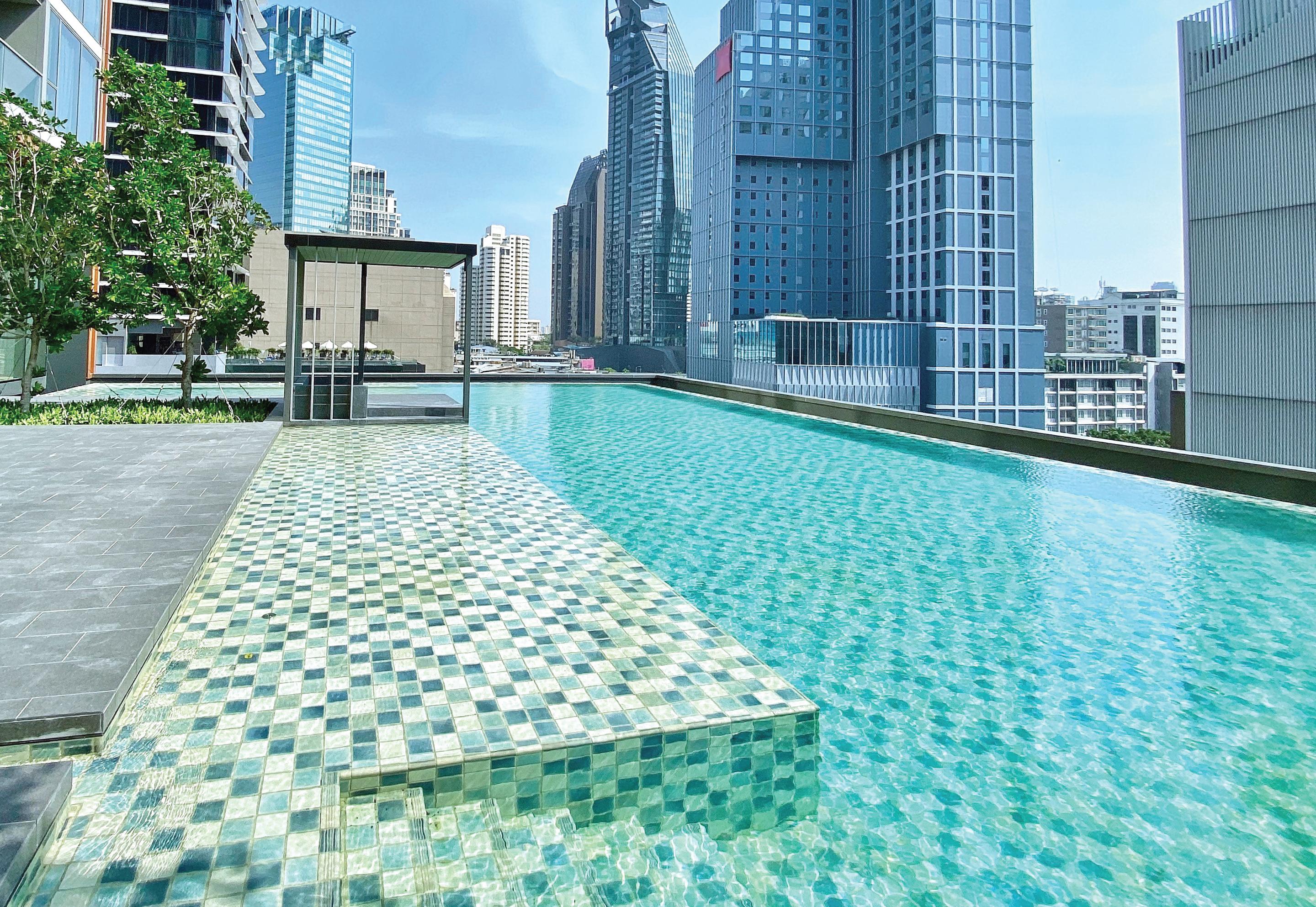 Oakwood Suites Bangkok Eksteriør bilde The rooftop pool at the hotel