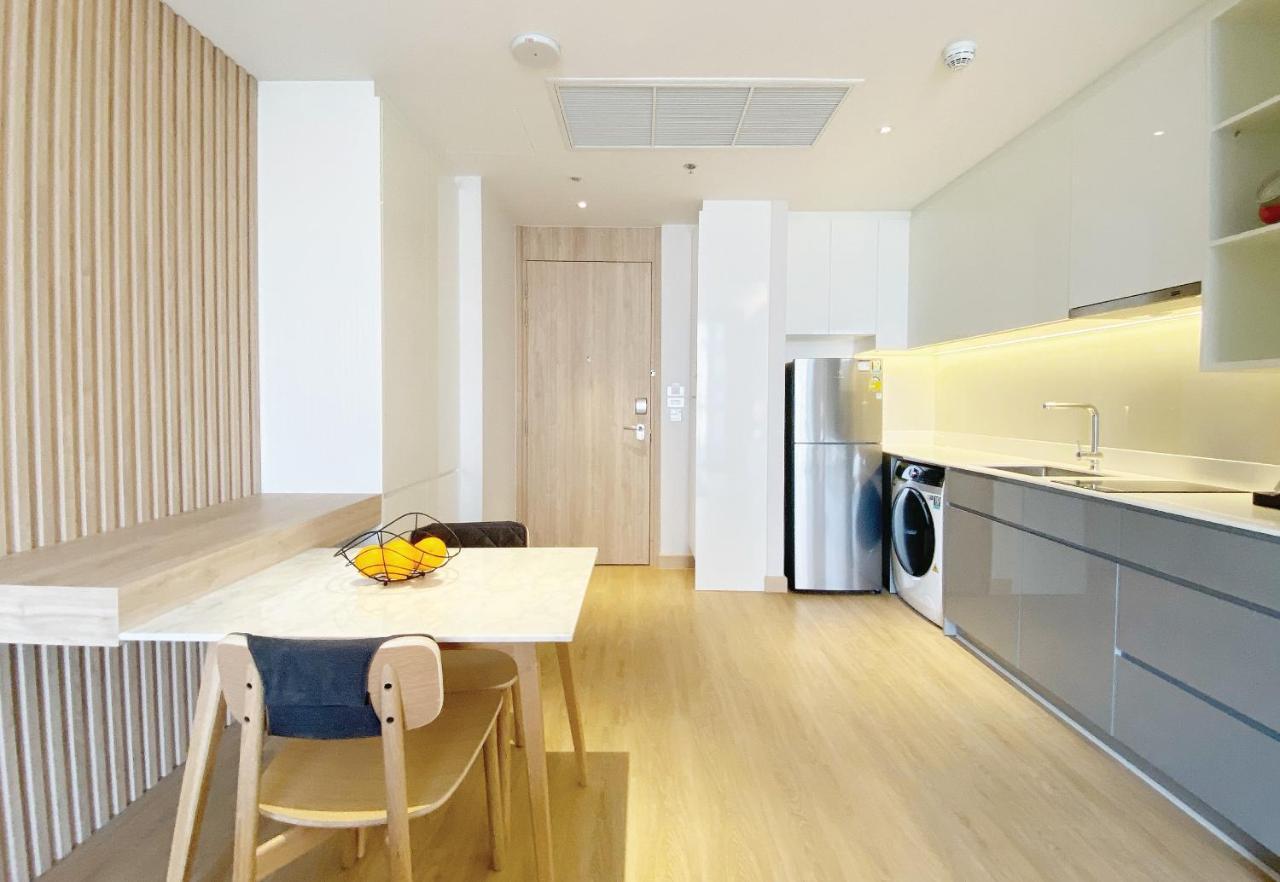 Oakwood Suites Bangkok Eksteriør bilde A typical kitchen in a serviced apartment