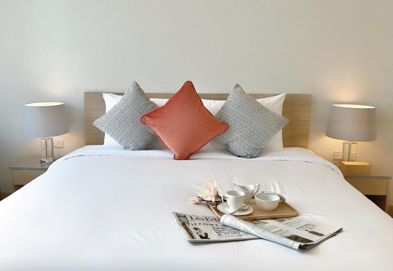 Oakwood Suites Bangkok Eksteriør bilde A bed with cushions